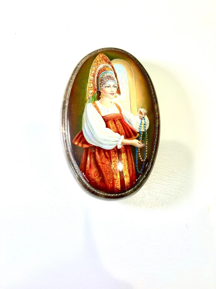 Caja de Laca Rusa Fedoskino Pegockuho Pintura Real Kokoshnik De Colección, Firmada Foto 2 de 4