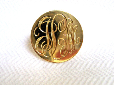 EIN EINZELNER MASSIVER 14K GELBGOLD MONOGRAMM ''JML'' 7/8'' SIEGELSCHEIBE OHRRING ~ 2,6 g PIN