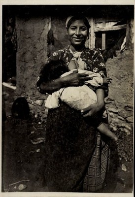 Photo Woman Breastfeeding Her Child, Portrait - 11213710