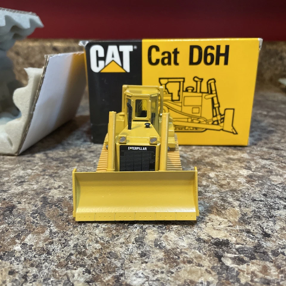 Conrad # 2851 1/50 Caterpillar Cat D6H Dozer W/Rops Canopy - Image 2 of 4