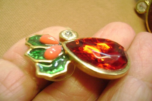 AVON HOLLY & ENAMEL LEAF RED CRYSTAL CHRISTMAS POST PIERCED EARRINGS - Picture 4 of 5