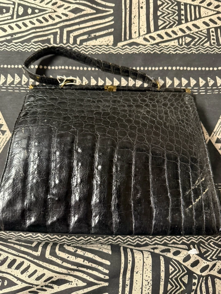 Bonita cartera de cocodrilo forrada de cuero negro de colección de EE. UU. con cierre de barra plegable  Foto 4 de 4