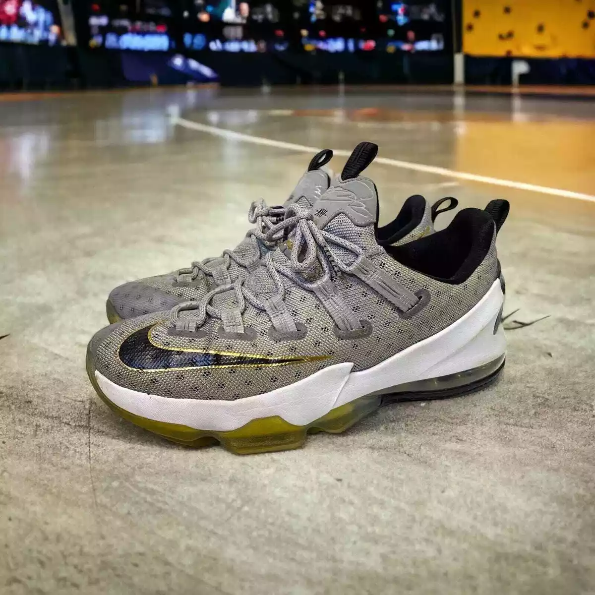 Sneakers basse Nike Lebron XIII 13 da uomo taglia 10 grigio fresco oro nero 8319