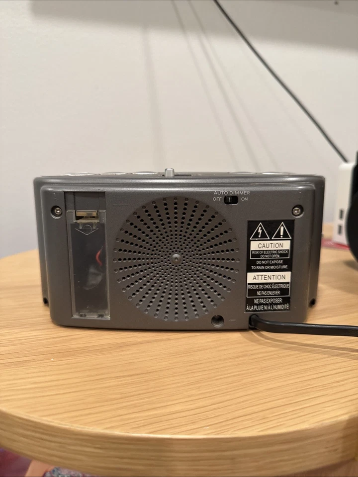 GE Reloj Despertador Radio AM/FM Doble Alarma Batería Respaldo Modelo 7-4853A Pantalla Grande Foto 2 de 4