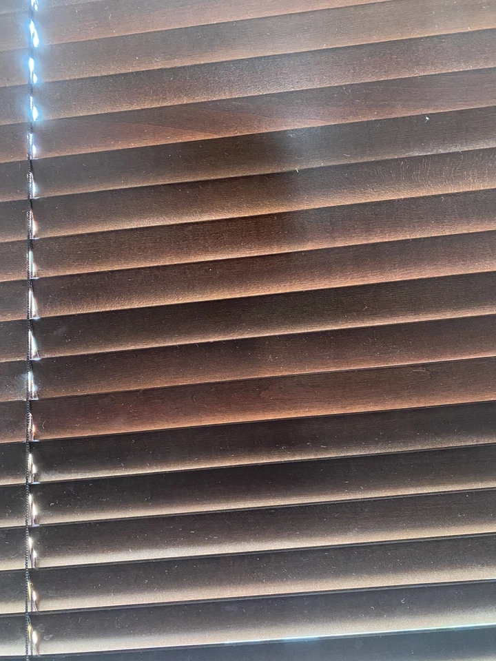 Tal cual | Persiana de ventana de madera JCPenney | Listones de 1" | 32” x 64” | Mancha de cerezo Foto 3 de 4