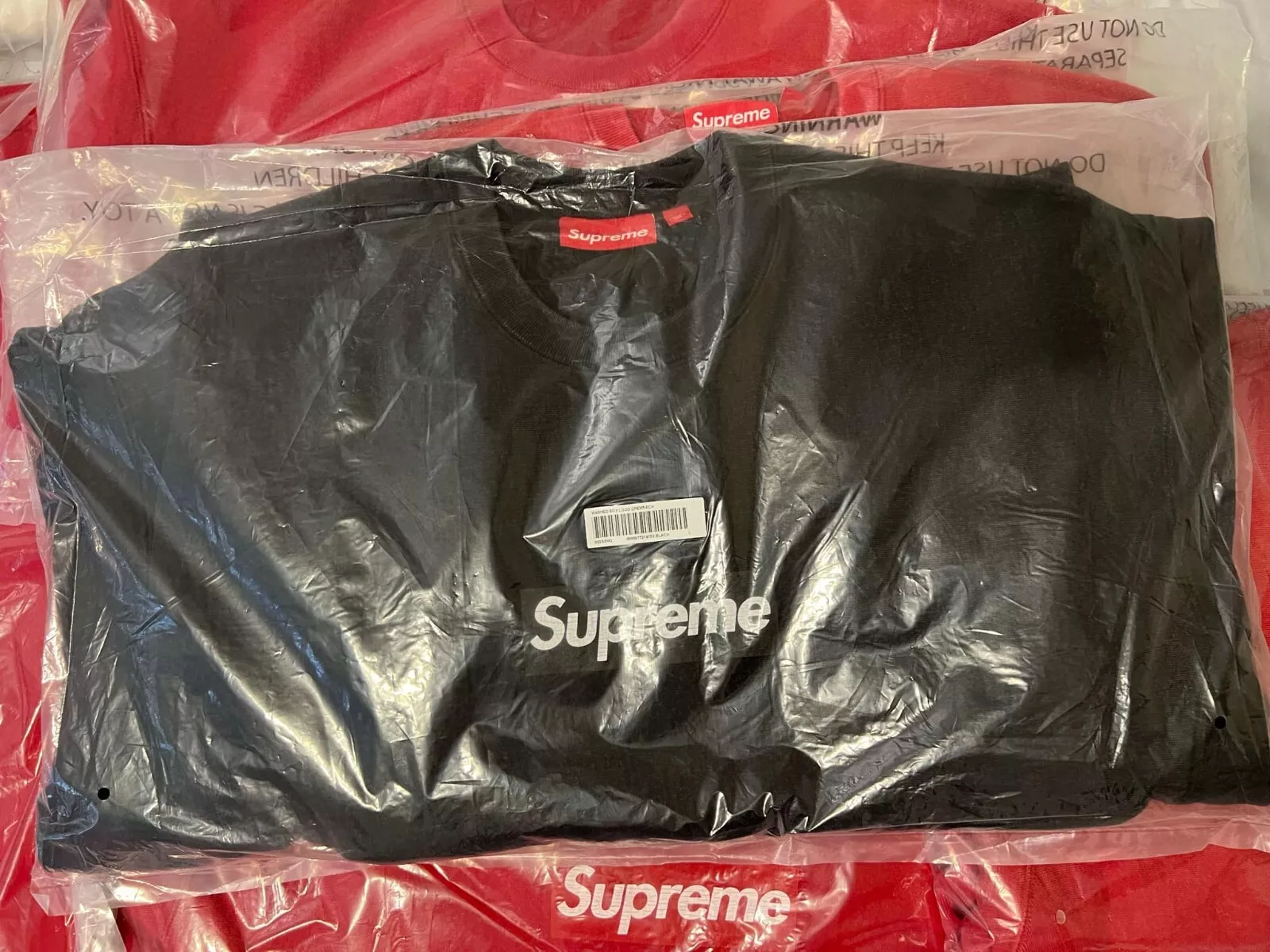 Logo Supreme boîte lavée col rond noir taille L SS/2025 en main ENVOI RAPIDE