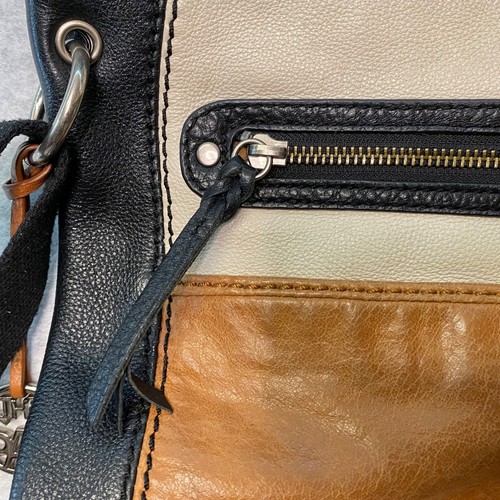 The Sak Umhängetasche Leder Colorblocked schwarz hellbraun weiß verstellbarer Riemen - Bild 3 von 15