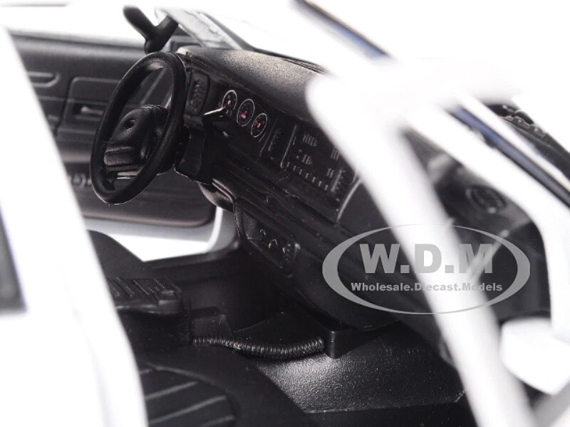 2001 FORD CROWN VICTORIA POLICE CAR W/ LIGHTS & SOUNDS WHITE 1/18 MOTORMAX 73992 - Image 4 of 4