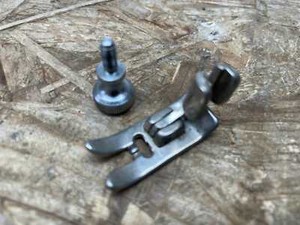 Nähfuß mit Schraube für Nähmaschine PFAFF 90