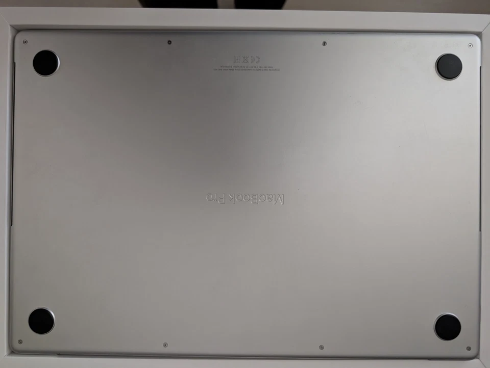 Apple MacBook Pro 16" (4TB SSD, M1 Max, 64GB) Laptop - Argento - Immagine 2 di 4