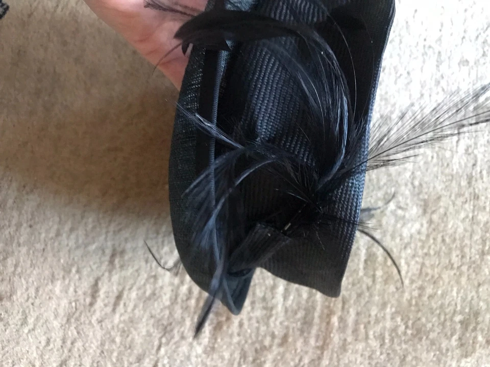 Sombrero de fibra natural My Hat Gywther-Snoxells sombrerería inglesa plumas de pájaro negro Foto 4 de 4