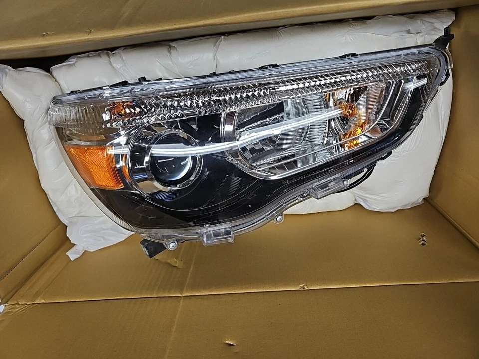 Conjunto de faros laterales derechos TYC NSF para Mitsubishi Outlander Sport 2011-2018 Foto 2 de 3