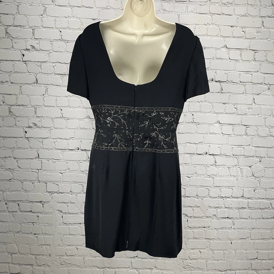 Vestido Melinda Eng Negro Seda Vaina Cuentas Acento Forrado con Cremallera Hecho en EE. UU. Talla 10 Foto 2 de 4