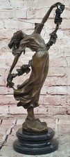 Sculpture En Bronze D'une Femme Avec Un Couronne De Vigne Par Pierre Collinet