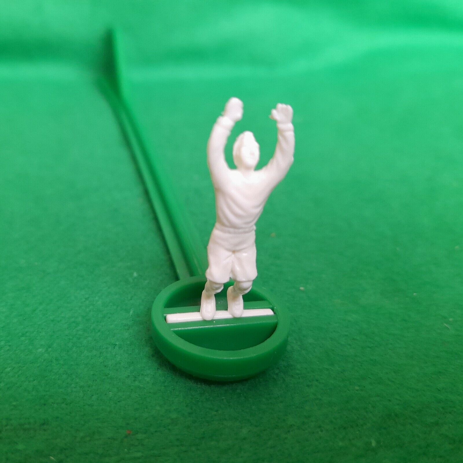 Subbuteo/Santiago. VINTAGE DIVING Goalkeeper & Rod. White figure, green rod.