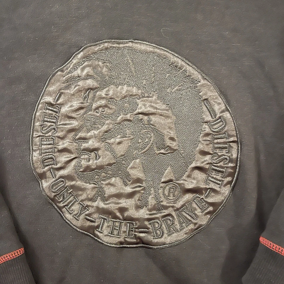 Pulôver Diesel com capuz preto com detalhes vermelhos menino tamanho 6 esgotado! - Imagem 3 de 4