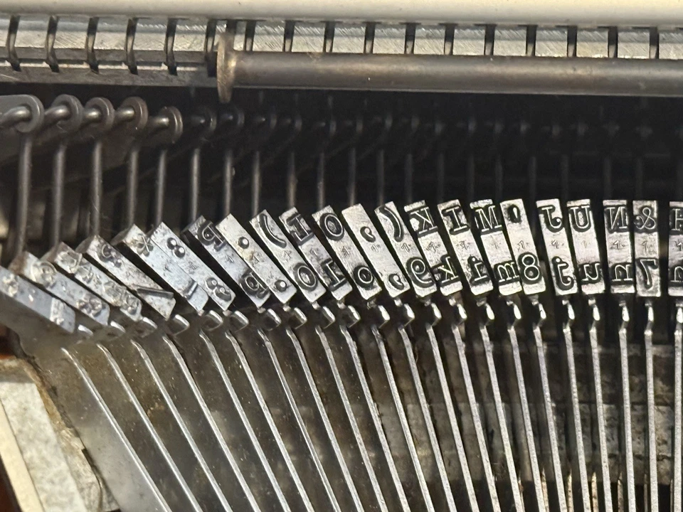 Italian OLIVETTI Lettera 22 Portable Typewriter + Original Case - Working! - Image 4 of 4