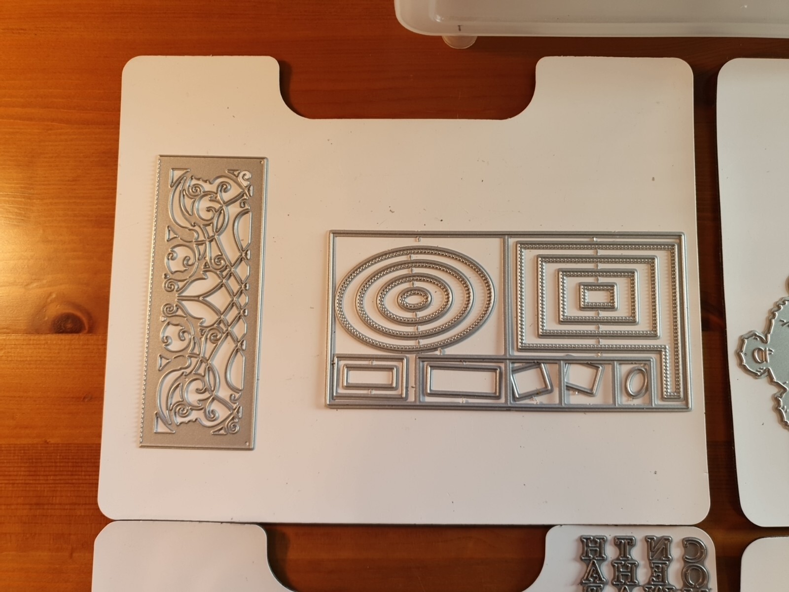 Artbin Die Storage Case, 6 x Sheets, Plus a Selection of Dies