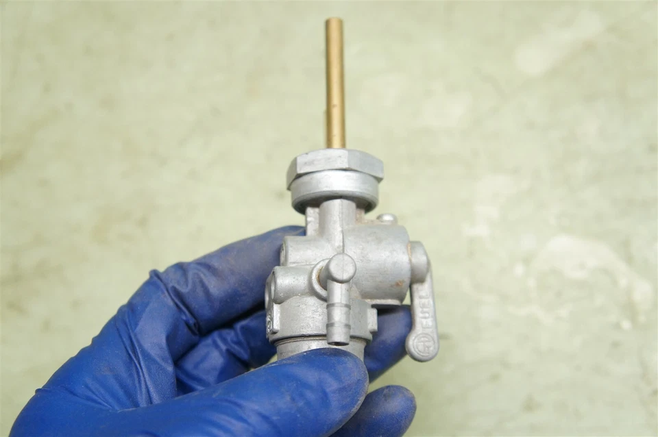 KAWASAKI S1 S2 S3 PETCOCK NUEVO *2382 Foto 3 de 3