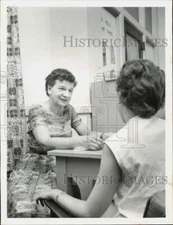 1960 Press Photo Mrs. Sidney Menge and teen talk at First Methodist Church