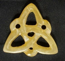 VINTAGE GENUINE YELLOW AMBER JADEITE CHINESE JADE 31mm TRINITY KNOT PENDANT D342