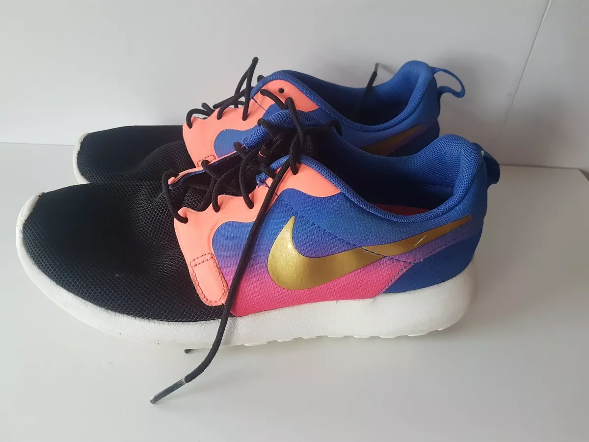 nike roshe runs qs two tone blue background