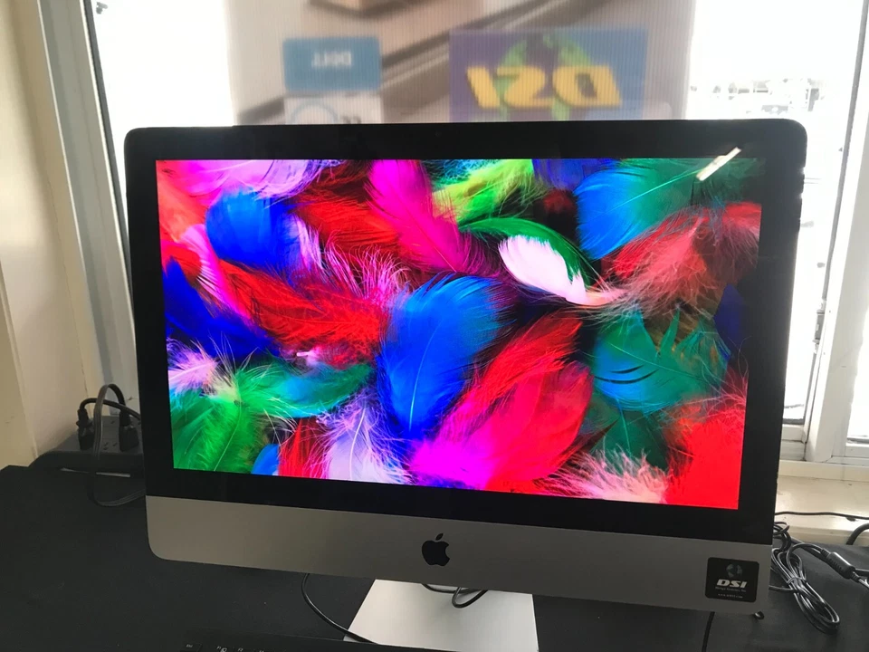 Apple iMac, 21.5",Core i3 3.06GHz, 8GB RAM, 256GB SSD, Ext Warranty Available - Image 2 of 4