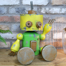 Metal Robot “Baxter” – Quirky Green & Yellow Garden Ornament with Wobbly Parts