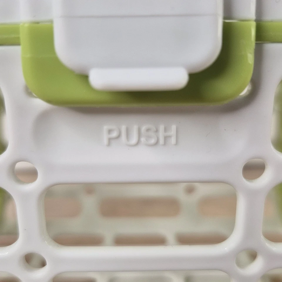 Cesta para lavavajillas Munchkin Deluxe, blanca con adornos verdes Foto 3 de 4