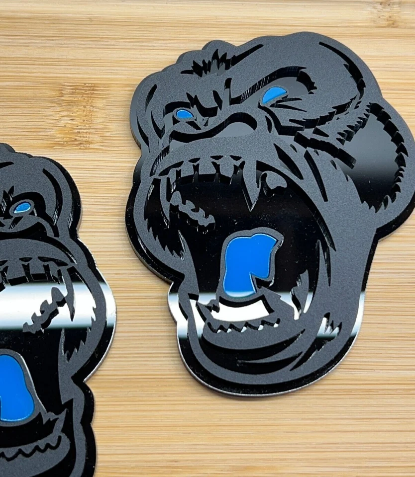 Insignia emblema coche camión ojo azul L Angry Gorilla negro mate paquete personalizado de 2 Foto 3 de 4