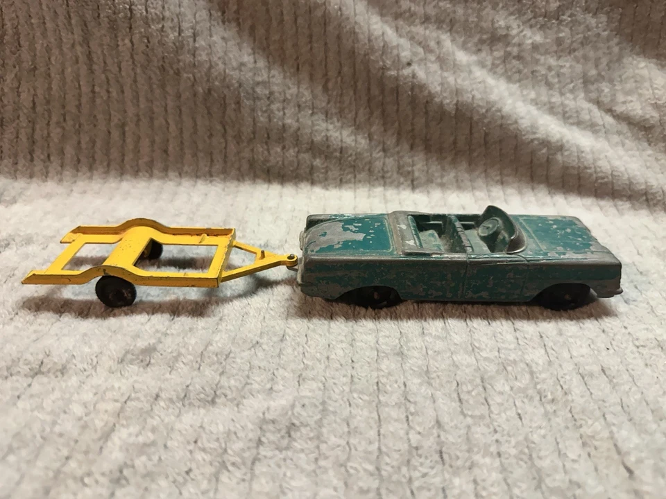 TootsieToy Green Oldsmobile Convertible and Yellow Trailer Vintage Diecast - Image 4 of 4