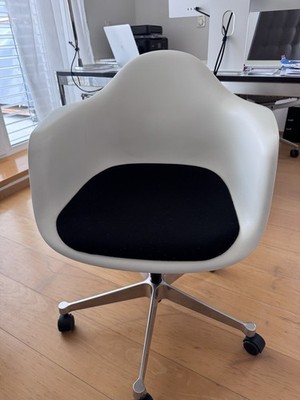 Vitra Eames Plastic Armchair, Weiß, schwarzes Sitzpolster