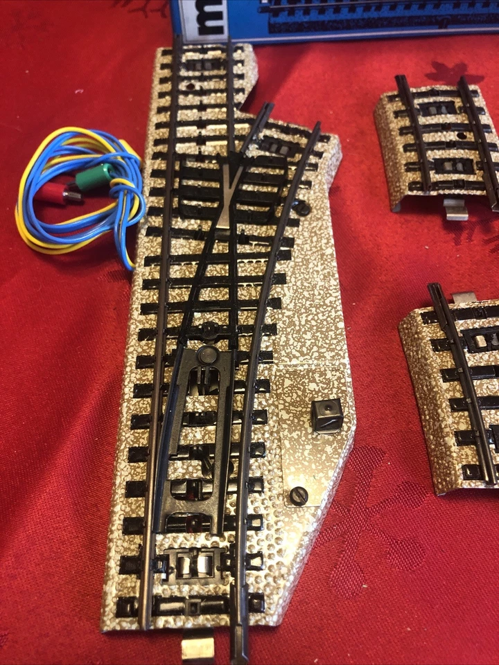 Vintage Marklin HO 3-Rail M-Track Operating Right & Left Turnout Switches #5137 - Image 2 of 4