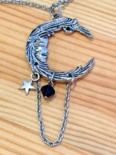 VINTAGE 90's FACE IN AN ORNATE DETAILED CRESCENT MOON WITH DANGLE 22" NECKLACE
