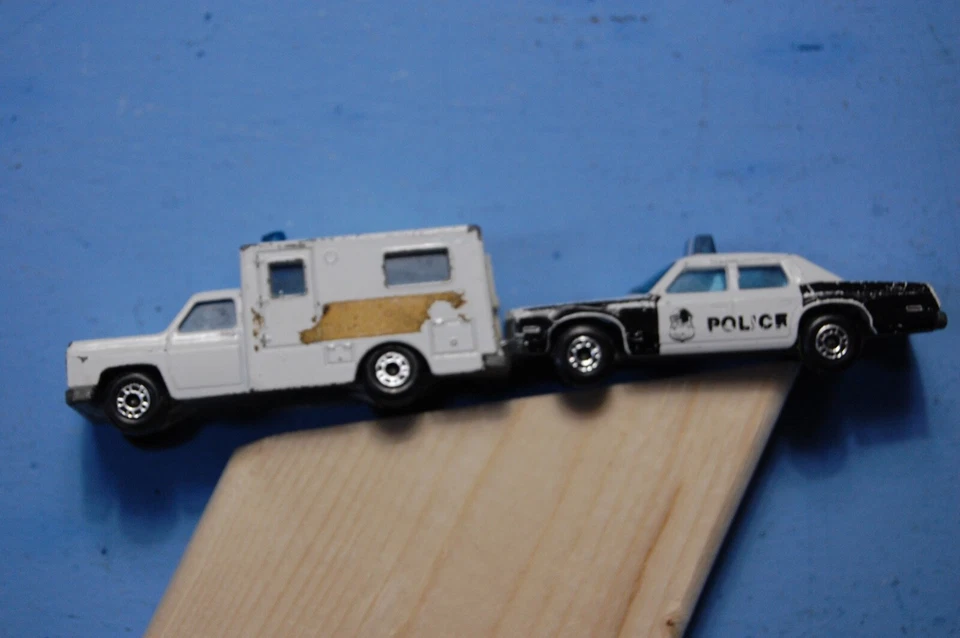 Ambulancia Matchbox Superfast 1977 Nº 41 y 1979 Nº 10 Plymouth Gran Fury Policía Foto 3 de 4