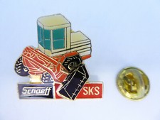 Pin's Pins Badge Pin BTP TRACTO PELLE - SCHAEFF SKS / TRACTO PEEL / TOP