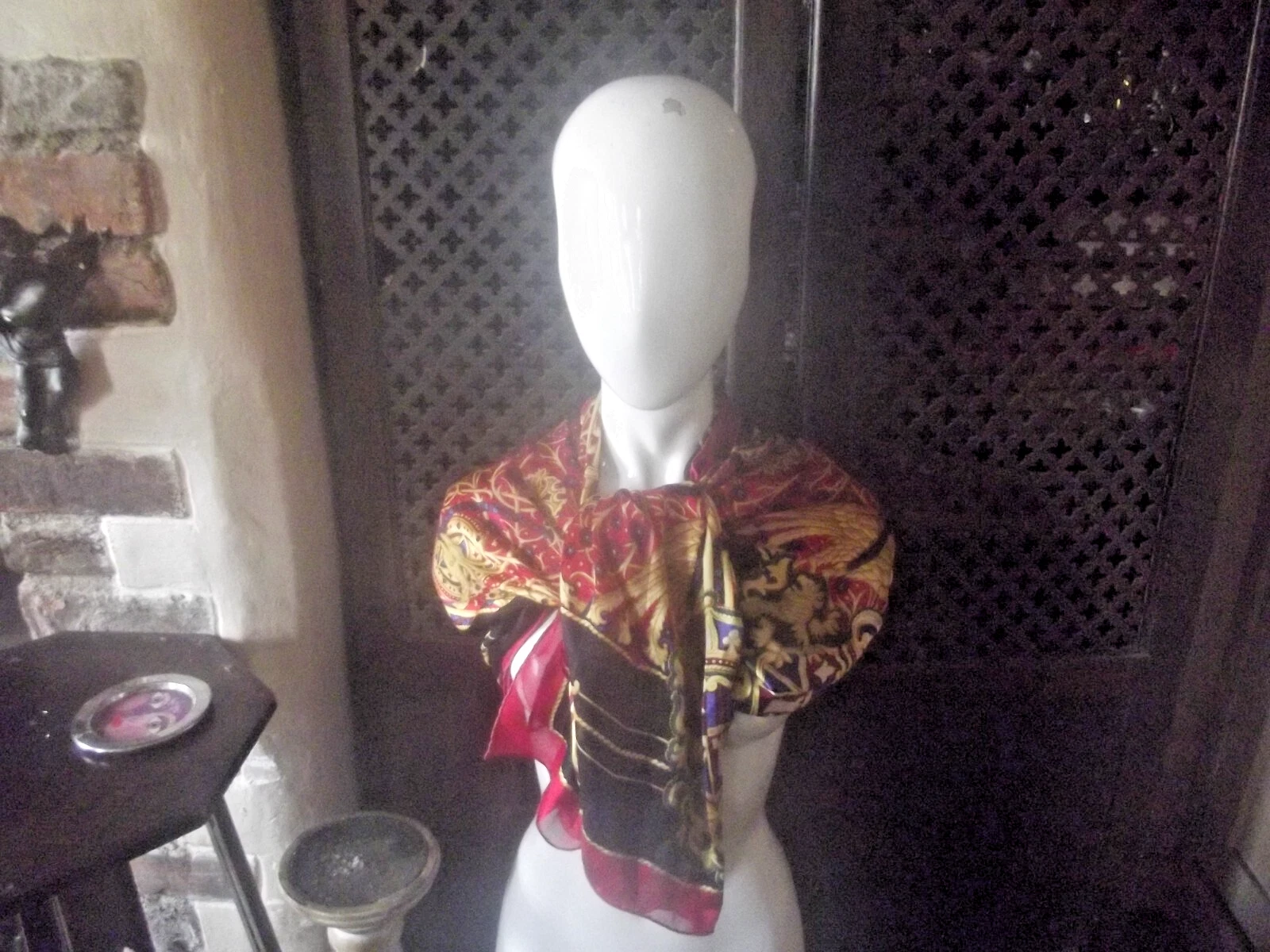 Foulard vintage en soie classique Christian Dior rouge noir et or motif héraldique