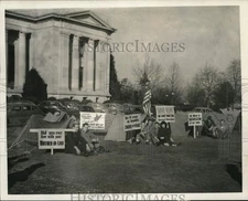 1947 Press Photo Men in protest seated near tents on state house lawn, Olympia