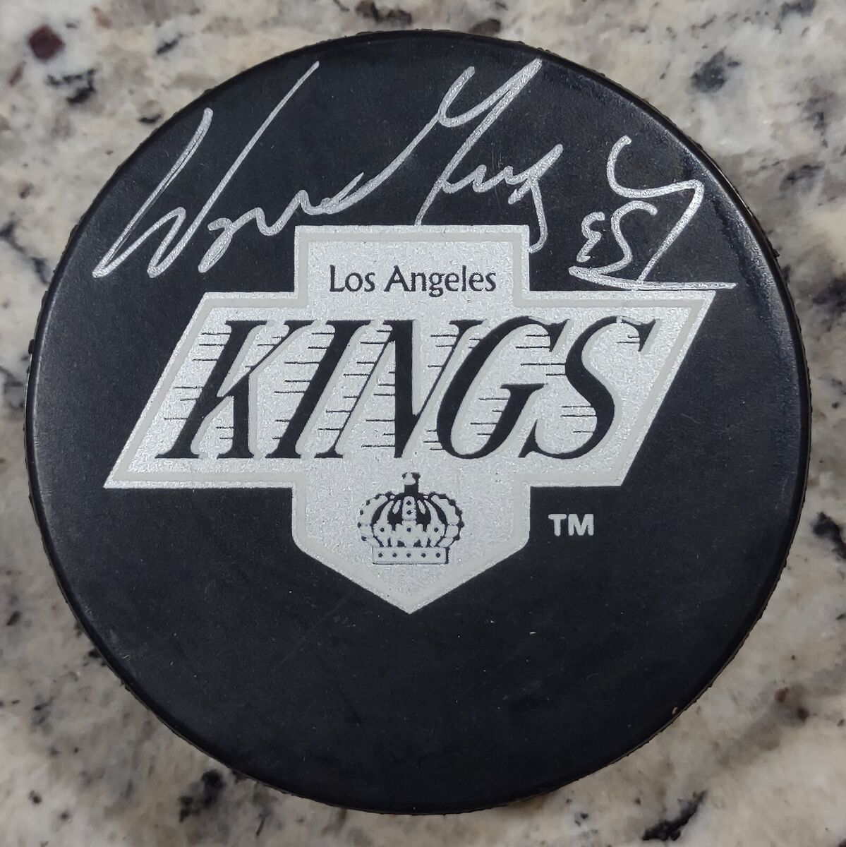 Wayne Gretzky signed Los Angeles Kings logo Hockey Puck proof COA auto Wayne Gretzky signed Los Angeles Kings logo Hockey Puck proof COA auto