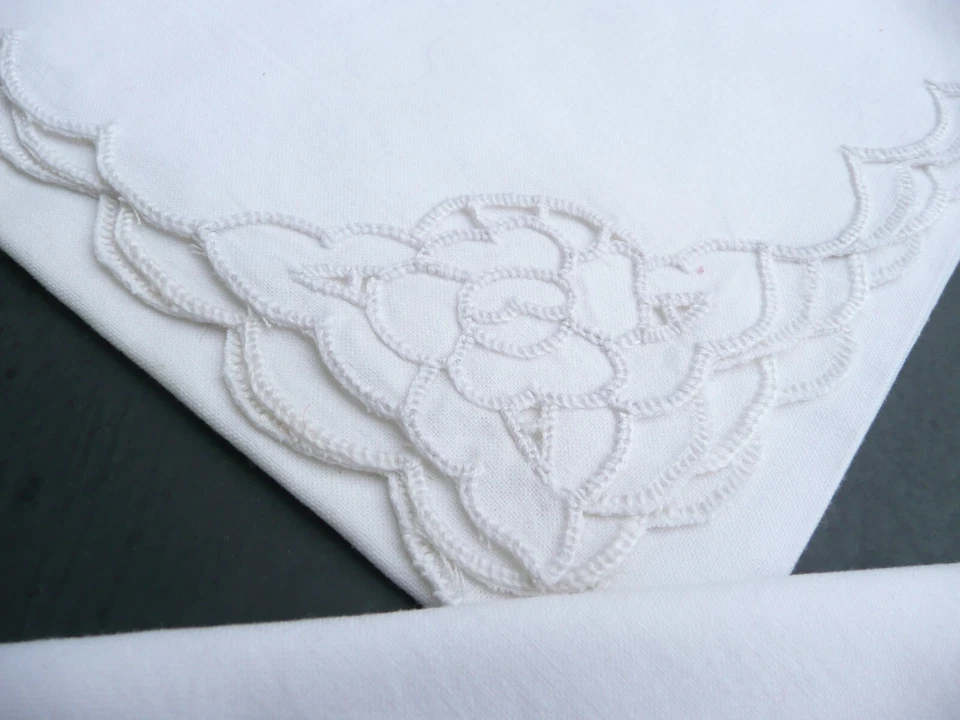 5 serviettes ancienne vintage en métis à décors de fleurs brodées - Photo 3/4