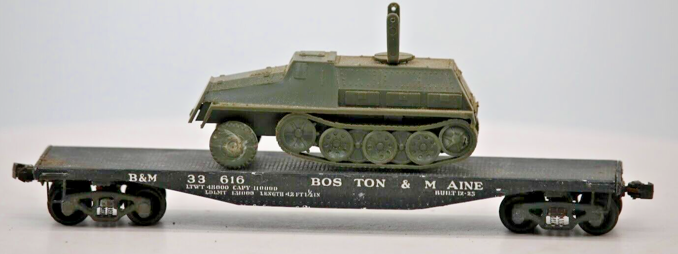 HO Scale Boston & Maine #33616 Flatbed Car with Army Load 1:87 Scale