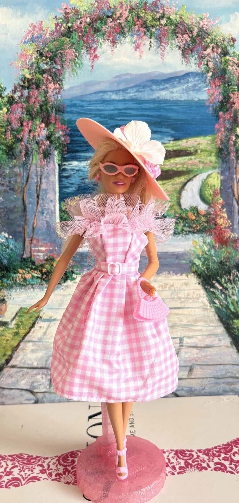 VETEMENTS Carino vestito Barbie rosa gingham tesa larga cappello borsa collana di perle finte e sandali