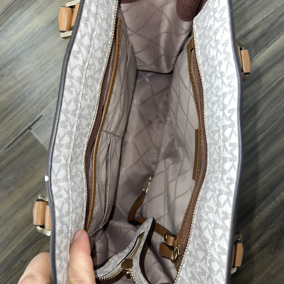 Bolso Cartera Michael Kors Nouveau Hamilton Pequeño MK Logo Vainilla PVC y Cuero Foto 4 de 4