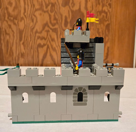 LEGO 10000 LEGEND: Guarded Inn (original 6067) - 100% w/box & manual