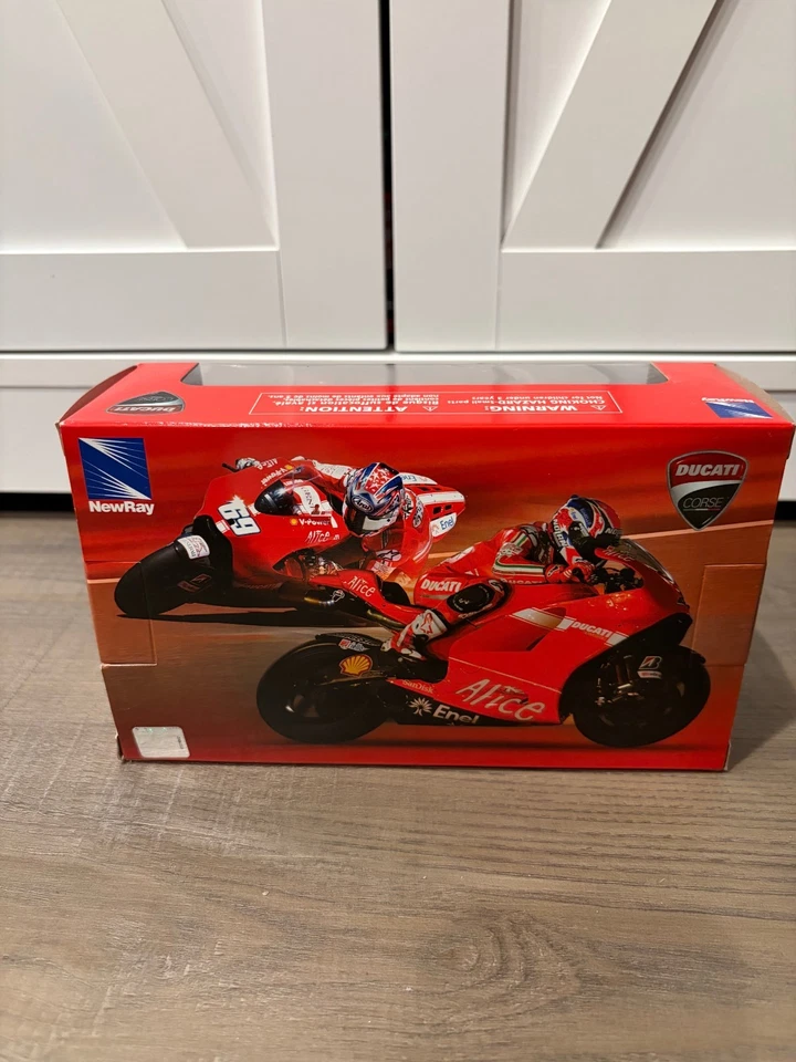 Nuevo Ray 2010 1:12 diecast DUCATI COURSE Desmosedici Casey Stoner No. 27 (2009) Foto 4 de 4