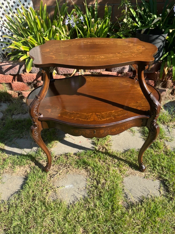 Antigua mesa de servir francesa marrón caoba Etagere con diseño de incrustaciones Foto 2 de 4