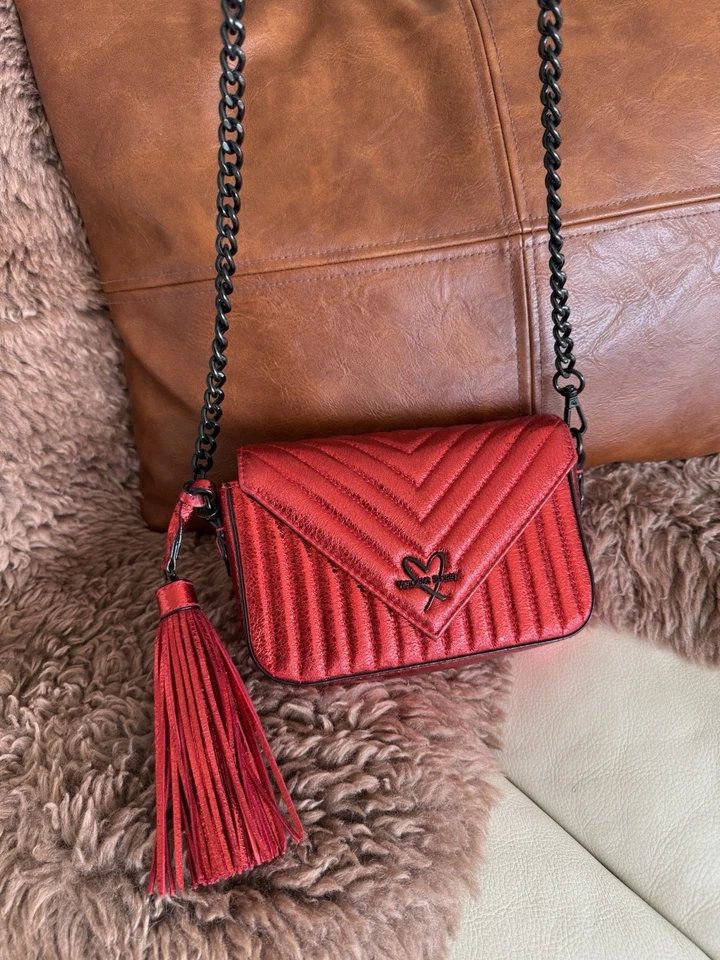 Mini bolso bandolera de cuero negro acolchado en V Victoria's Secret Foto 4 de 4