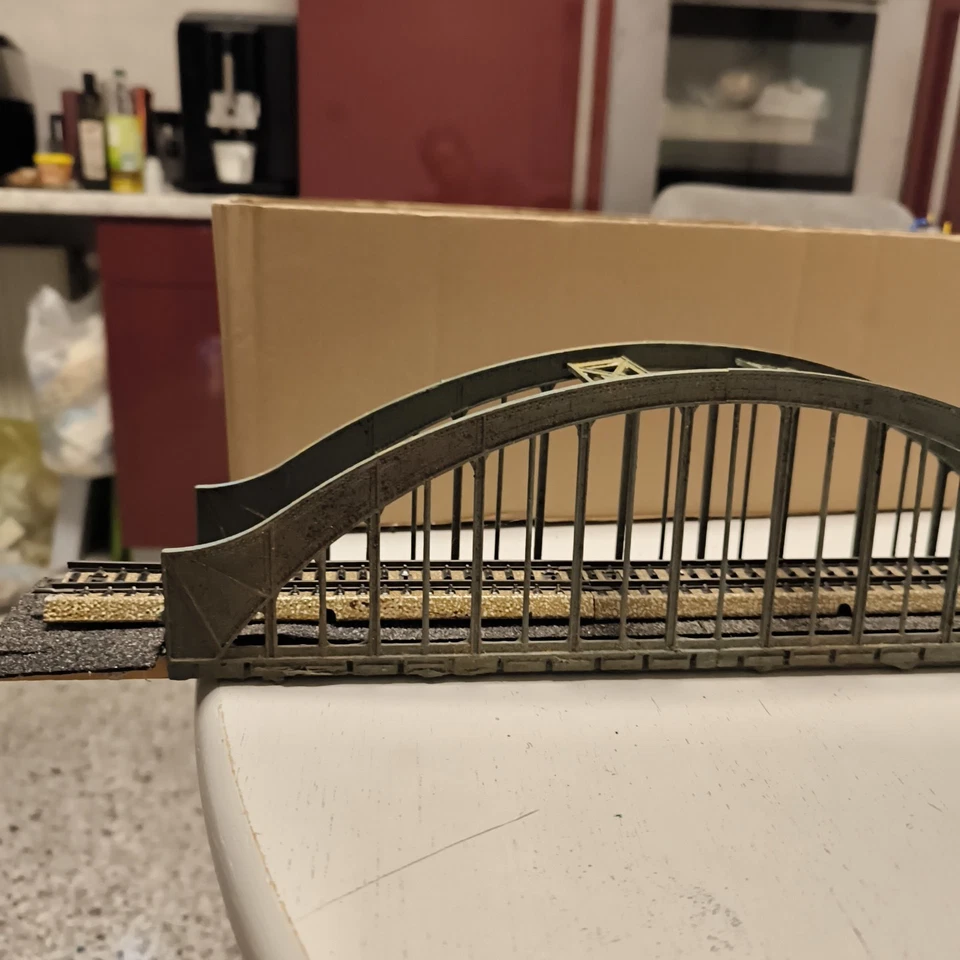 Faller HO Stabbogenbrücke, Bogenbrücke auf Holzgleisbett aus Anlagenrückbau - Bild 3 von 4