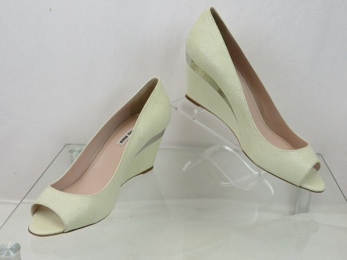 NEU IM KARTON MIU MIU 5KZ019 PEEPTOE-KEILABSATZ WEISS PERLENROCHEN GEPRÄGTES LEDER 40 - Bild 9 von 12