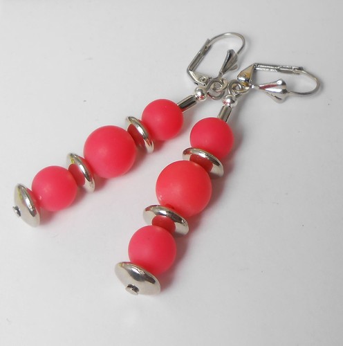 Hübsche Ohrhänger in Neon Pink / handgefertigt - Bild 2 von 5